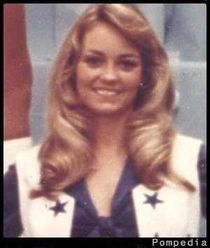 File:Dallas Cowboys Jeanie Cavett 1977 Y1.jpg