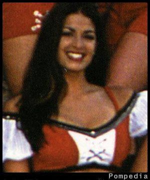 File:Tampa Bay Buccaneers Allyson Hall 2001 Y4.jpg