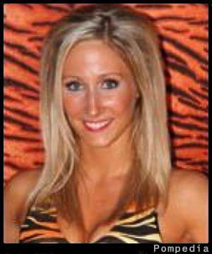 File:Cincinnati Bengals Aliea Smith 2011 Y3.jpg